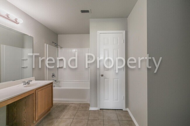 Building Photo - Beautiful Single Story 4 bedroom in Burles...