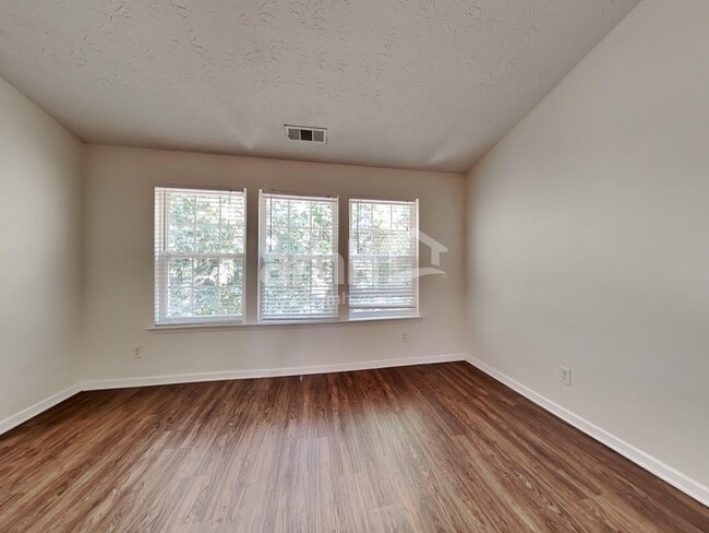 Building Photo - 307 Meadows Ln