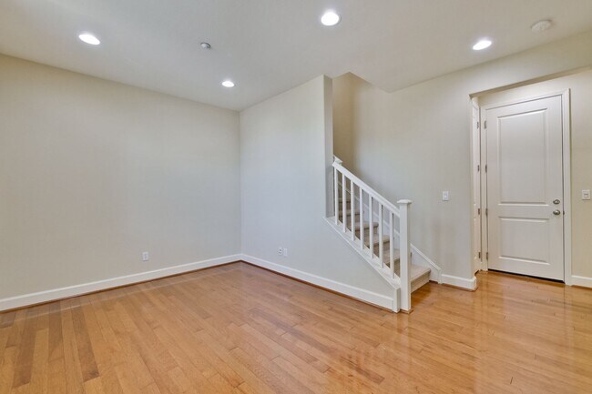 Building Photo - Excellent 4 Bed 2.5 Bath Town Home!