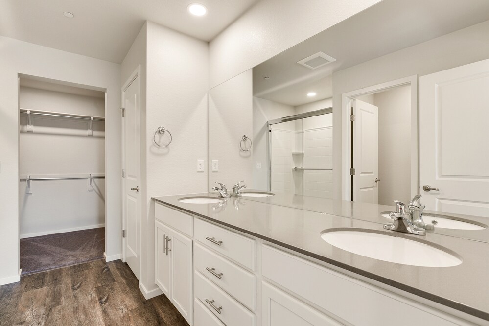 Master Bath - 2726 Barnstormer St