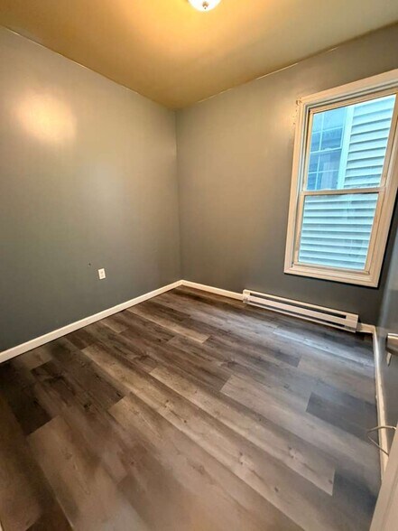 Building Photo - 884 3rd Ave
