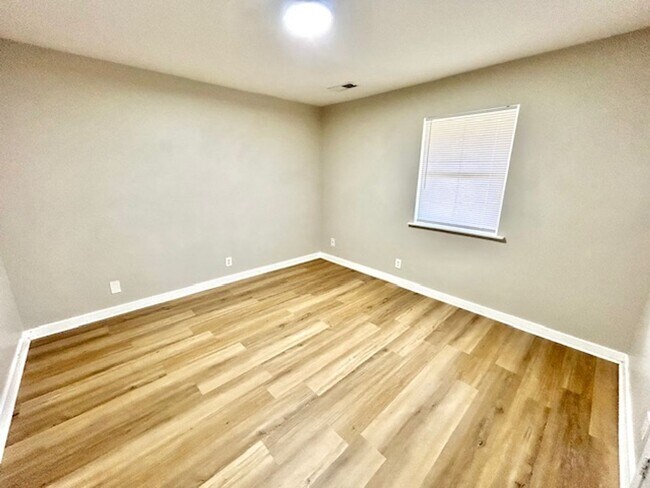 Building Photo - 2710 Scenic View Dr NW