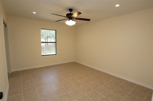 Building Photo - 4605 S Zapata Hwy