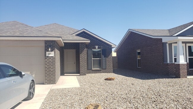 Building Photo - 3 Bedroom 2 bath home!