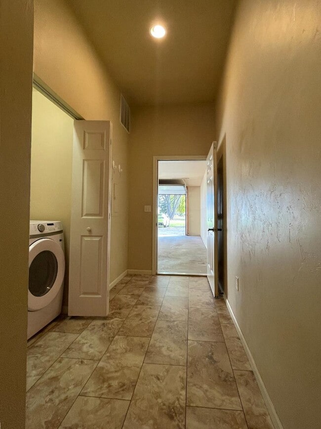 Building Photo - 323 W Main St