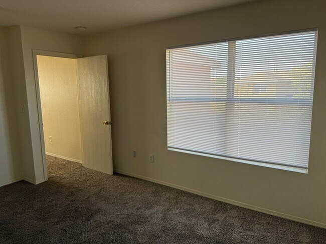Building Photo - 4 Br, 2.5 Bath, loft upstairs, landscaped ...