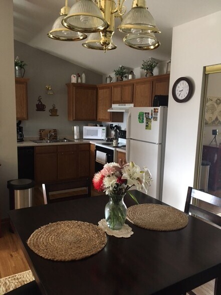 Kitchen - 135 W Oak Leaf Dr