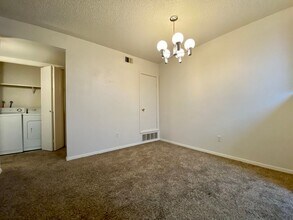 Building Photo - 1 Bed 1 Bath Aurora Condo Located Near Che...