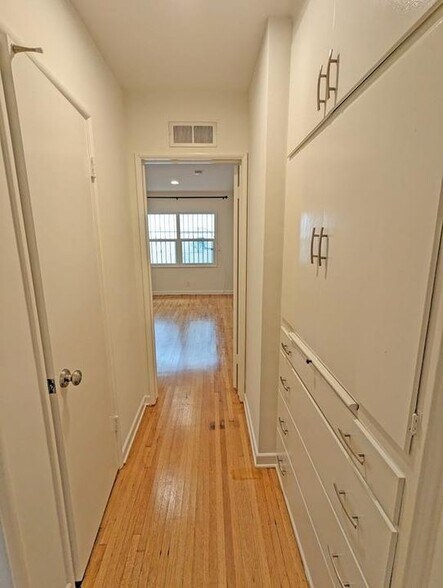 Building Photo - 817 S Windsor Blvd