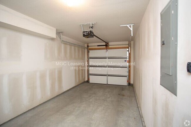 Building Photo - Beautiful Serrano Townhome with FULLY FINISHED Walk-out Basement