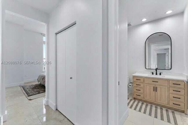 Building Photo - 950 Brickell Bay Dr