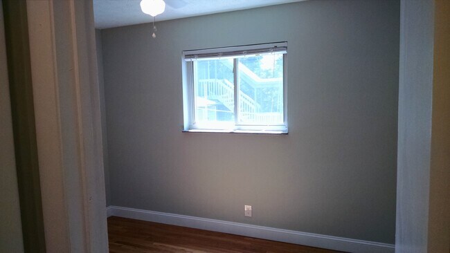 Building Photo - 2BR/1BA Condo Near UTK | Parking & Pool