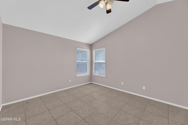 Building Photo - 11868 Oak Crossing Dr