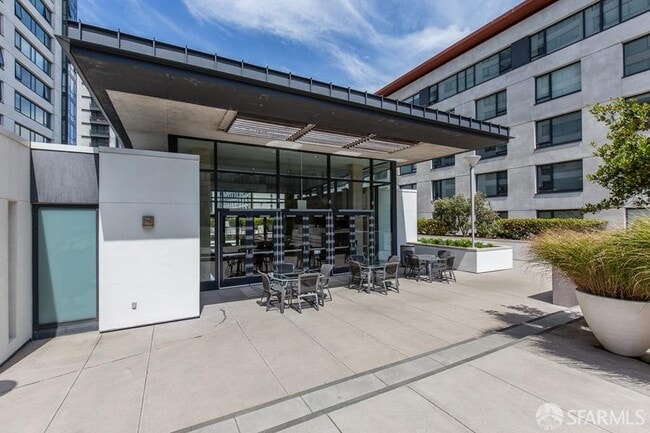 Building Photo - 250 King St