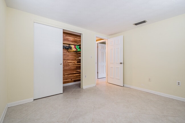 Building Photo - 7715 Sue Ellen Dr