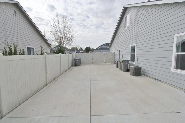 Building Photo - Spacious Home in Quiet Neighborhood
