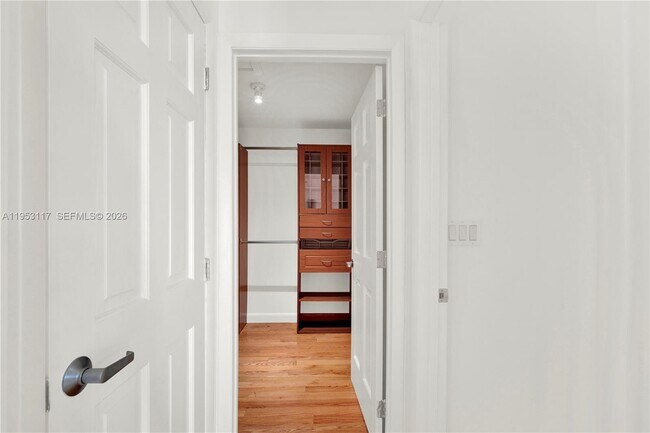 Building Photo - 527 SW 20th Rd