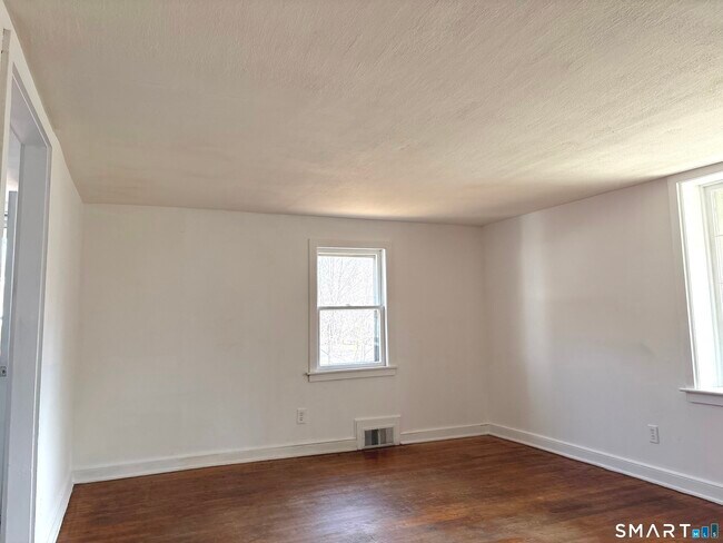 Building Photo - 107 N Main St