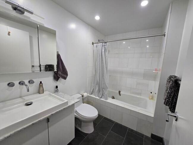 Building Photo - Beautiful bright HUGE 2 bed 2 bath with gr...