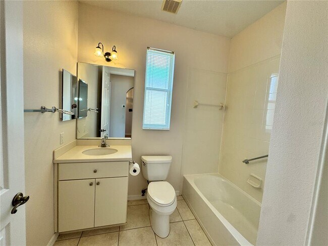 Building Photo - 20634 Queen Alexandra Dr