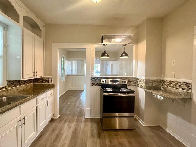 Building Photo - 106 Regina St