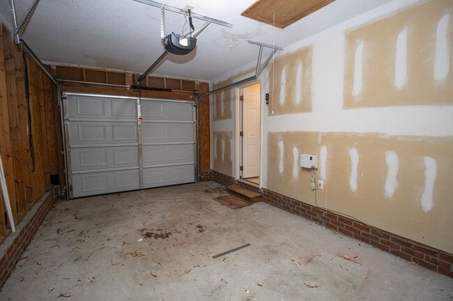 Building Photo - Spacious 3BR/2BA Home Near Fort Jackson & VA Hospital *Military Discount Offered!