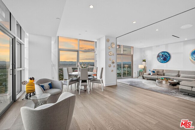 Building Photo - 13700 Marina Pointe Dr