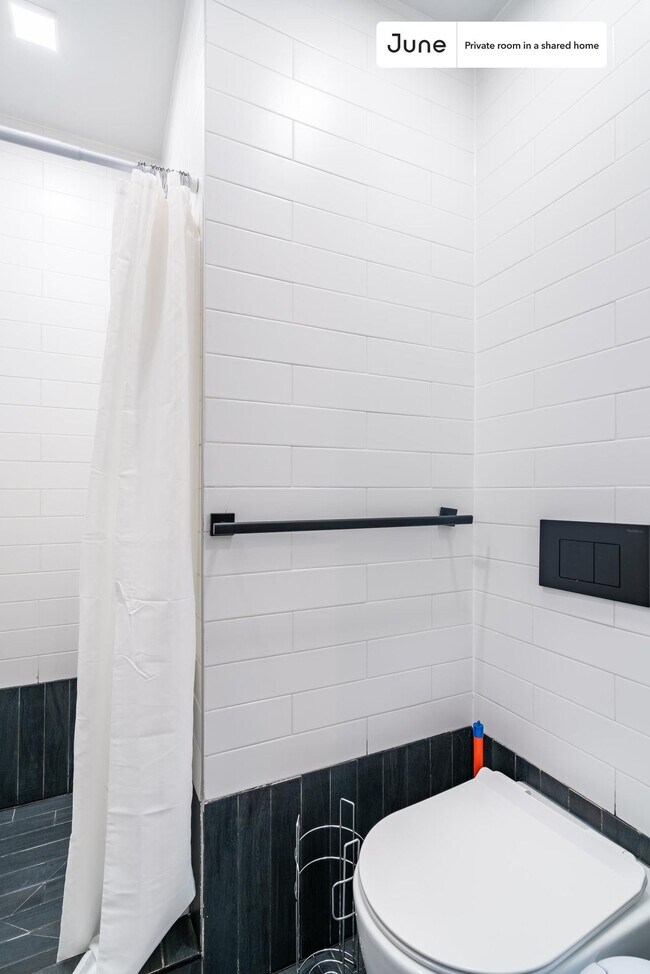 Building Photo - Room in Shared 6 bed/6.5 bath home