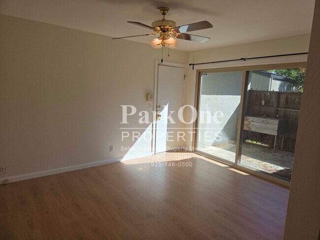 Building Photo - Cozy Skywest Townhome