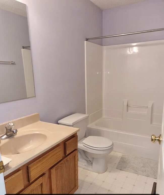 Building Photo - 3 bedrooms with Garage!