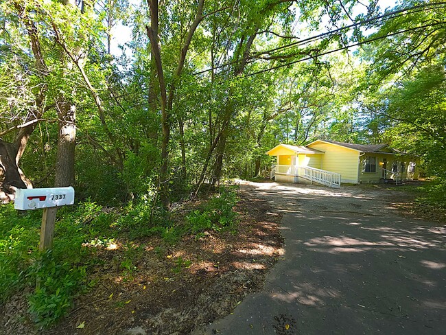 Building Photo - Welcome to this charming 3 bedroom, 2 bath...