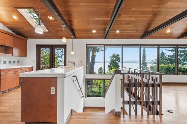 Building Photo - 4Bd/2.75Ba Seattle House