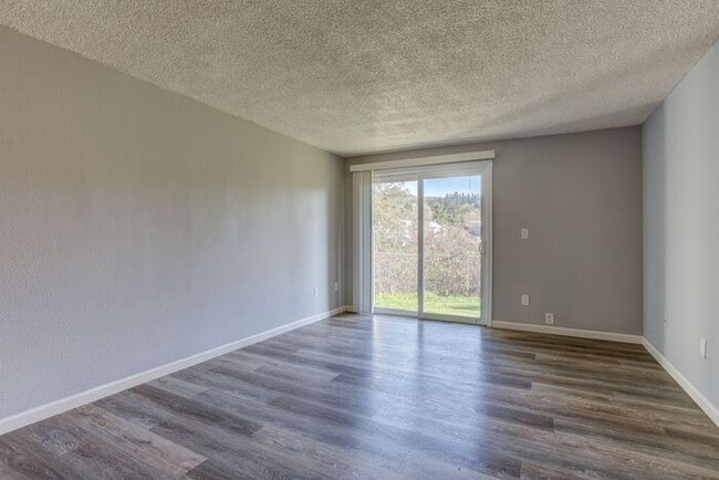 Building Photo - 2 bedroom 1 bath close to local shops!!