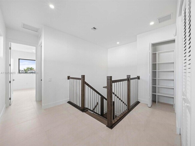 Building Photo - 5718 Ashwood Cir