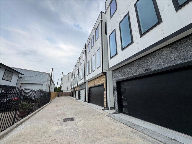 Building Photo - 5703 Dolores St