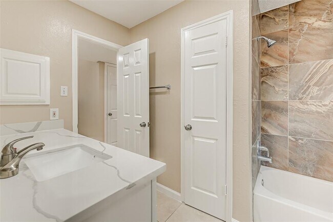 Building Photo - 2302 Brook View Ln