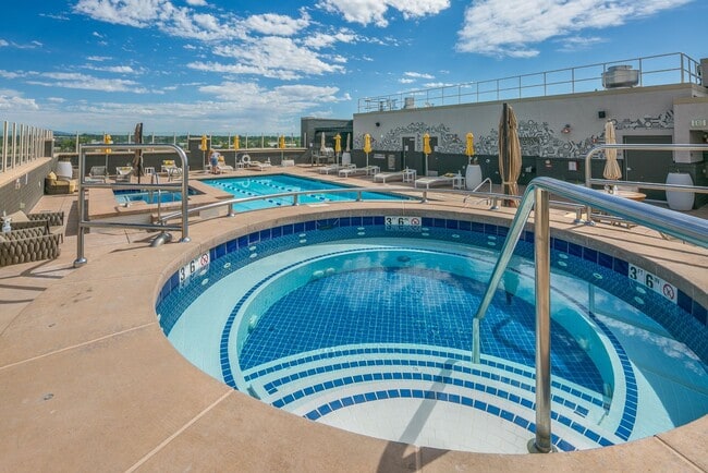 Building Photo - Updated One Bedroom Condo at The Peloton. ...