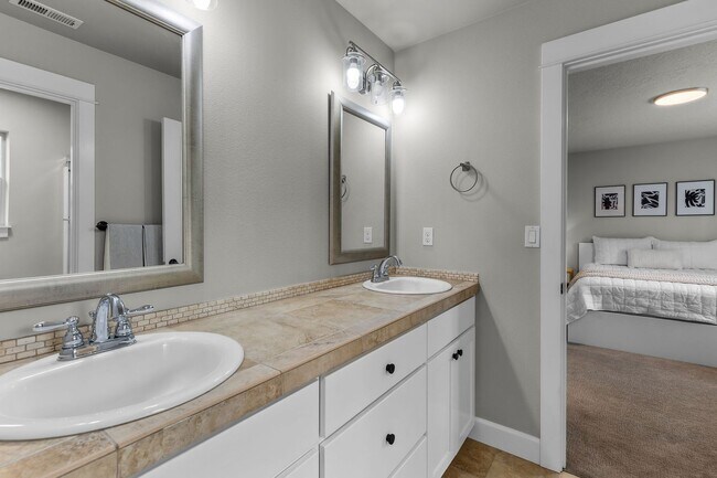 Building Photo - Beautiful SE Bend Home | Spacious Floorplan | Fenced Backyard | Near Parks & Trails