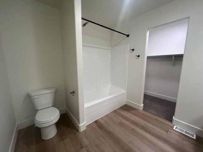 Building Photo - Beautiful Home Built in 2024, Upstairs