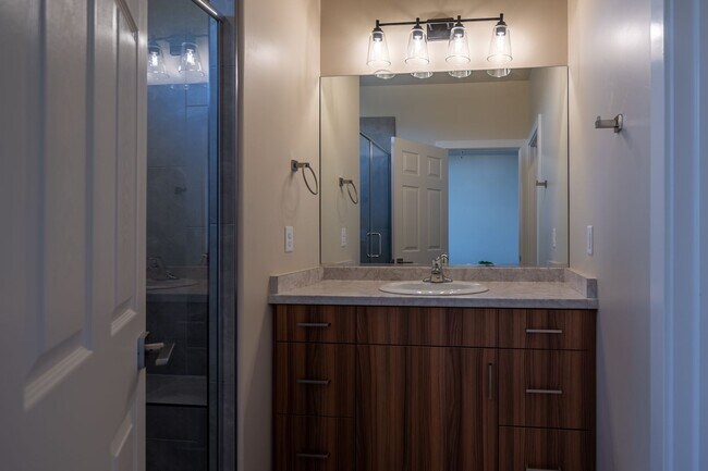 Building Photo - Newer Townhome Near Utah Tech