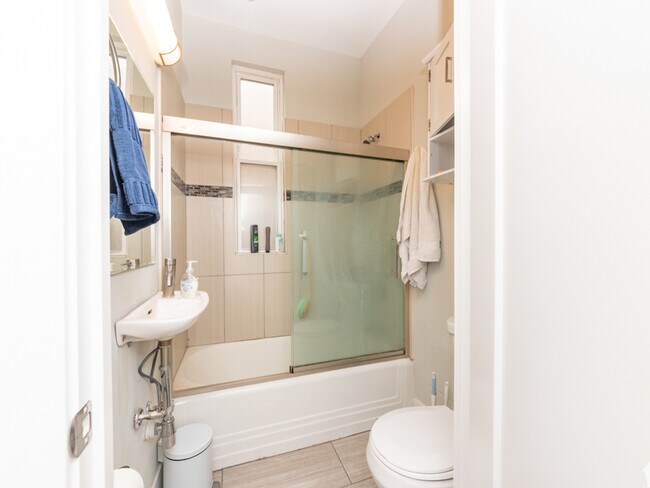 Building Photo - 2145 W Webster Ave