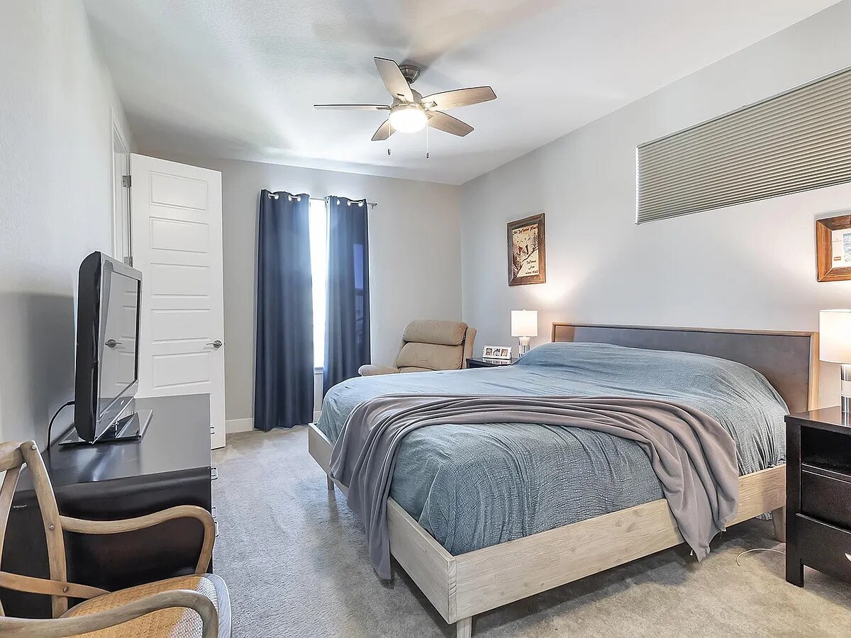 Building Photo - 1962 W 67th Pl