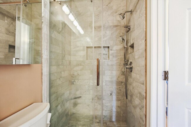 Building Photo - Spiffy 3 Bedroom, 2 Full Bathroom Rowhome just steps from Lincoln Park!!