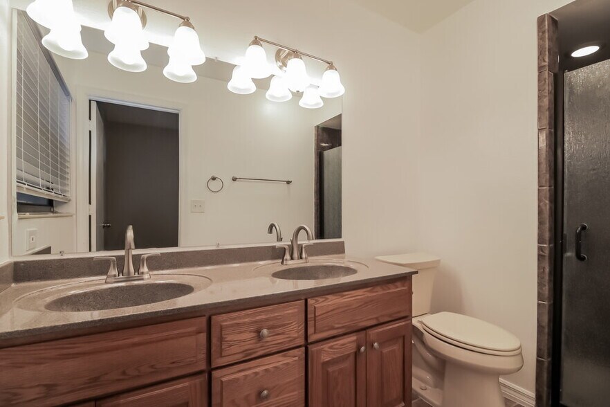 Building Photo - 1052 Alpug Ave