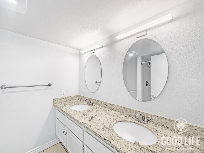 Building Photo - Beautiful 3B/2.5BA Condo in UTC for Rent!