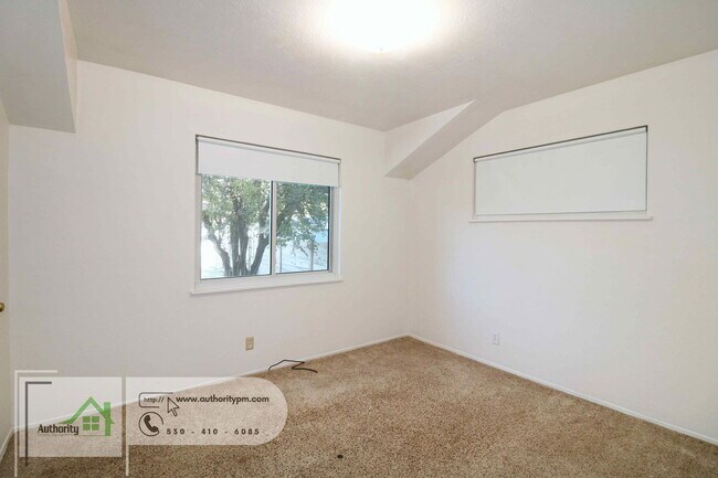 Building Photo - 2202 Canal Dr