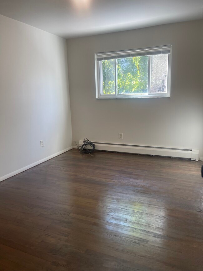 Building Photo - 8441 Cottonwood Dr