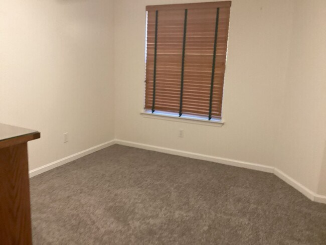 Building Photo - Large north Chico home available now