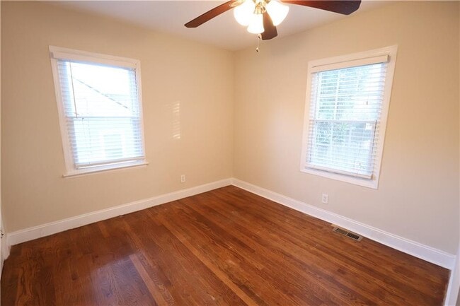 Building Photo - 2561 Eastwood Dr