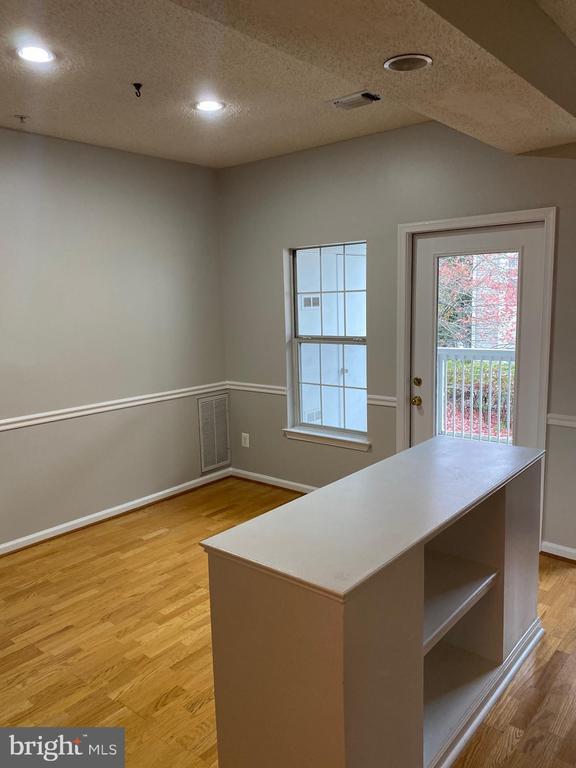 Building Photo - 1701 Lake Shore Crest Dr